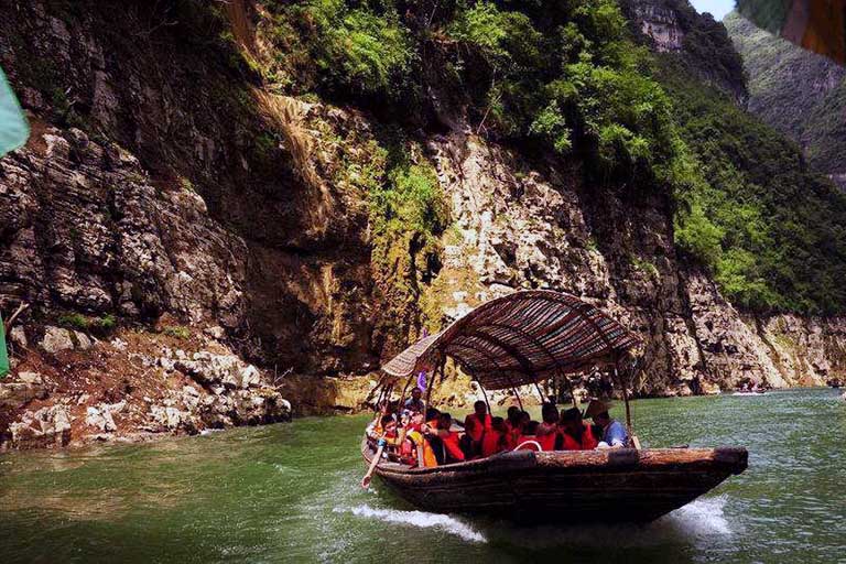 Tourists Experience in Lesser Three Gorge