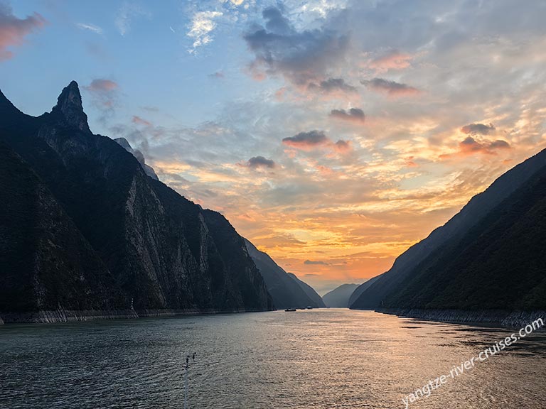 Clare and James Enjoyed the Shore Excursions Arranged by Century Legend in April 2025 Yangtze China Tour Review