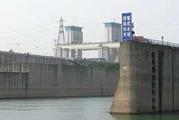 There are ship locks for the usual variety of tonnage categories.